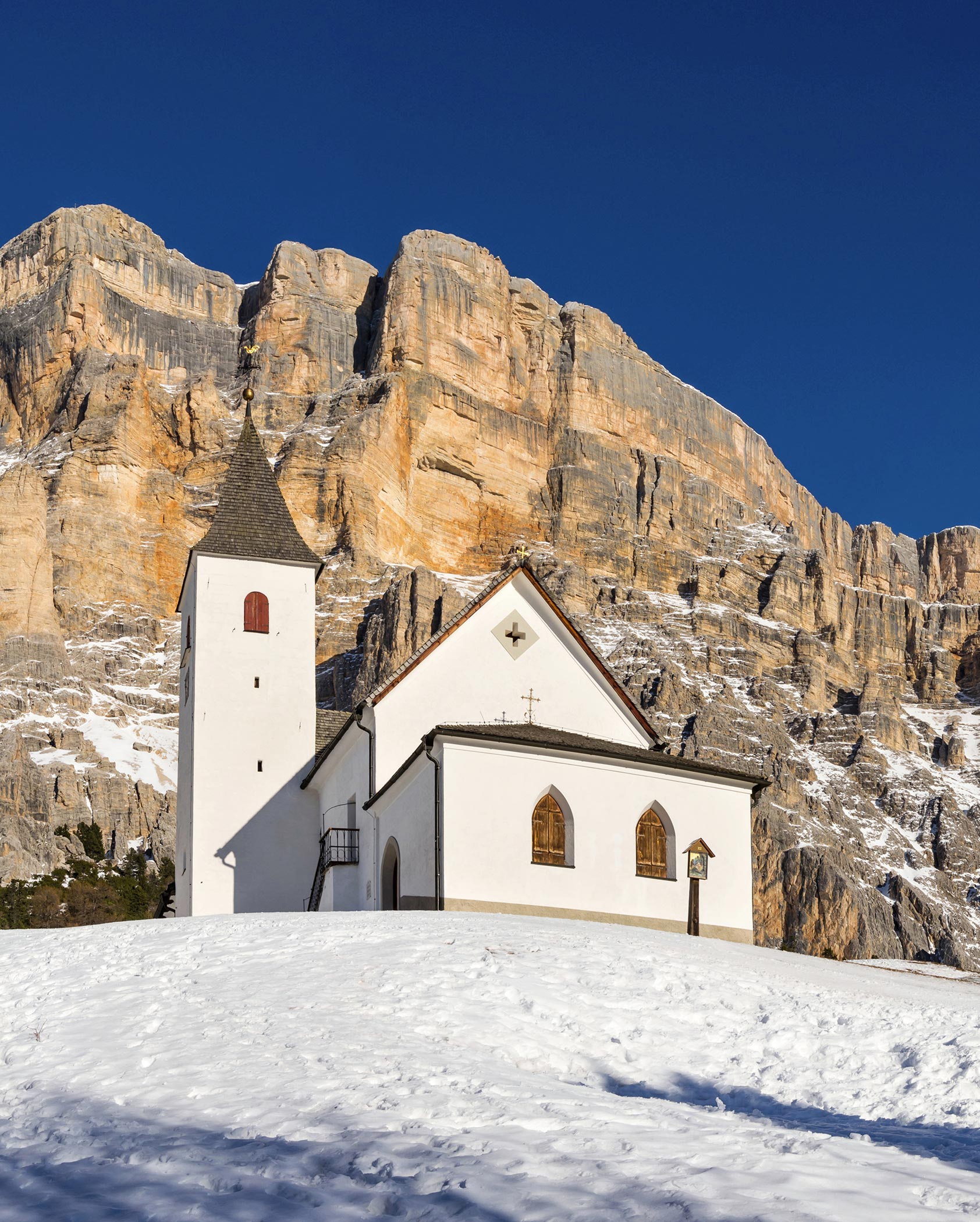 Kirche - Kreuzkofel im Winter- Lüch da Morgnun